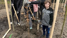 Schüler Jonas (13) engagiert sich auch beim Pflanzen des Miniwaldes.