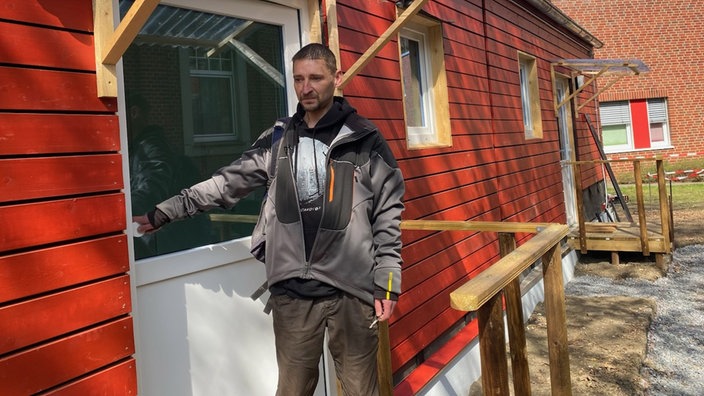 Claudio Schenk an der Tür seines Tiny House