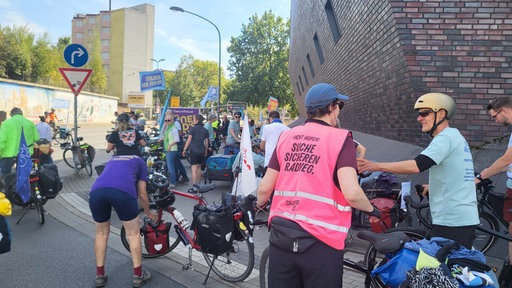 Menschen mit Fahrrädern