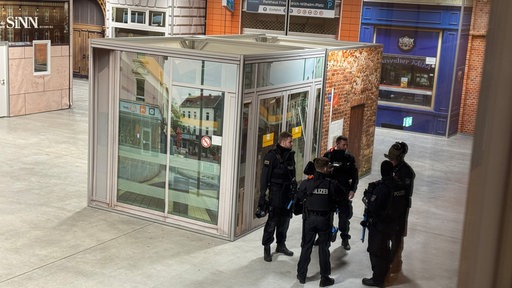 Nachgebaute Fassaden aus der Duisburger Innenstadt machen die  Amok-Trainingsfläche noch realistischer.