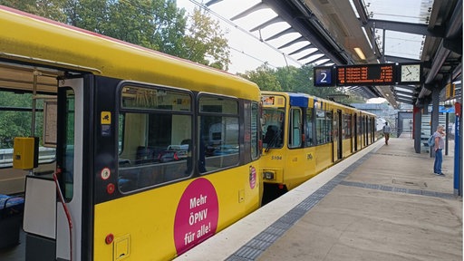 Eine U-Bahn steht am Gleis mit geöffneten Türen.