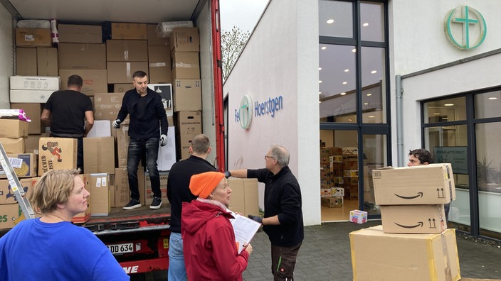 Ein LKW wird mit den gesammelten Spenden der Gemeinde beladen