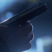 Hand tippt in ein Handy