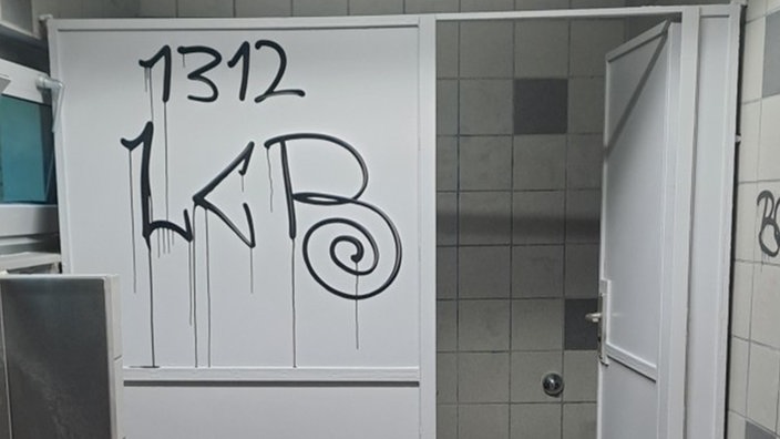 Frisch sanierte Toilettenanlage erneut beschmiert. 