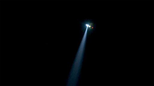 Ein Hubschrauber der Polizei verfolgt Raser mit einem Scheinwerfer