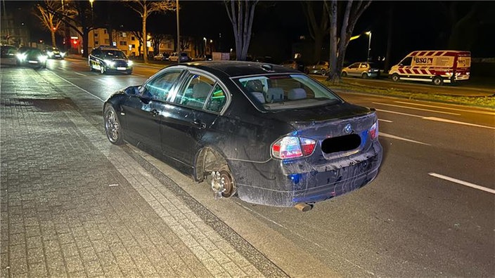 Beschädigter Wagen nach der Verfolgungsjagd