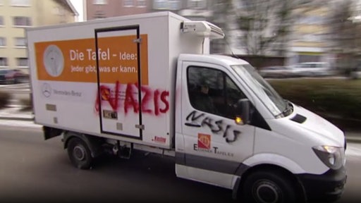 Auf dem Bild ist ein Auto der Tafel zu sehen, welches besprüht ist mit Graffiti