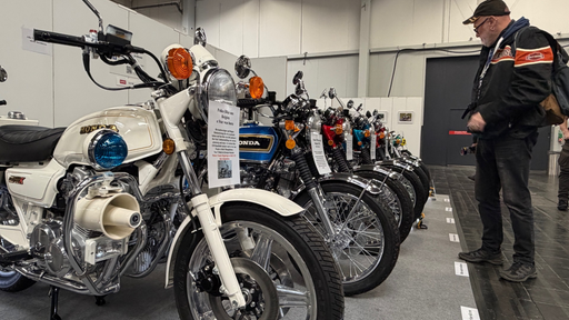 Mann schaut sich Motorräder an
