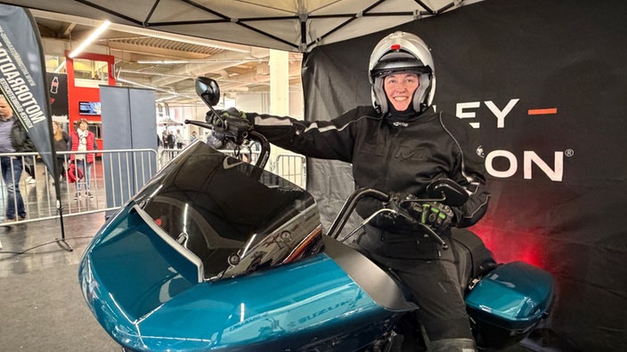 Frau mit Helm auf dem Motorrad