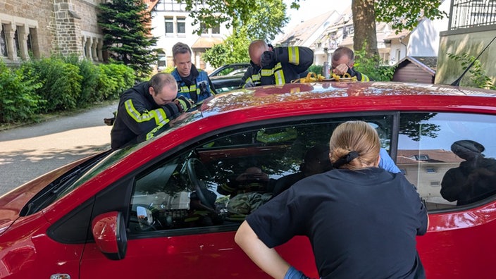 Feuerwehr befreit versehentlich eingesperrte Vierjährige aus Auto in Bochum am 11.06.25