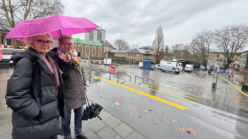Regina Amberge und Undine Lehmann stehem am Burgplatz in Essen, sie freuen sich auf das WDR2 Weihnachtswunder