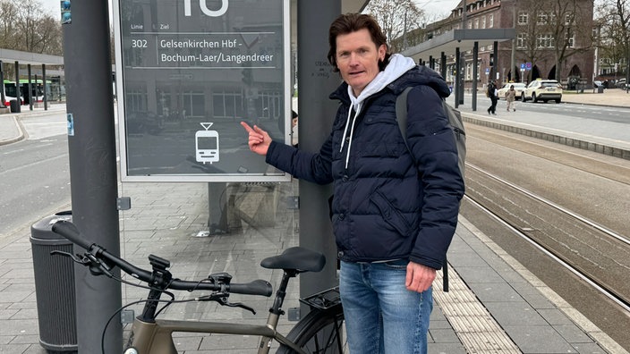 WDR-Reporter mit Fahrrad am Bahnsteig der Straßenbahnlinie 302 in Gelsenkirchen