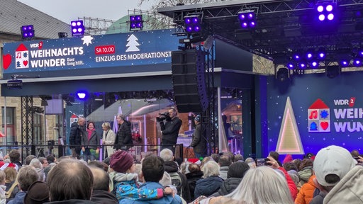 Eine Menge Menschen stehen vor der Bühne zur Aktion des WDR2 Weihnachtswunders