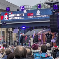 Eine Menge Menschen stehen vor der Bühne zur Aktion des WDR2 Weihnachtswunders