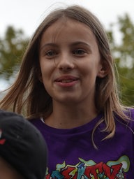 Vivi lächelt beim Musikvideodreh