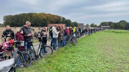 Zuschauer warten auf die Sprengung