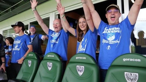 Rhynern Fans feiern im Stadion in Münster