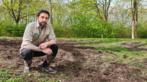 Martin Holl hockend auf der Wiese