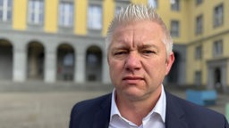 Dirk Leisterner, Bürgermeister aus Witten, schaut ernst in die Kamera