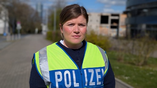 Marcella Nows von der Polizei Bochum schaut ernst in die Kamer
