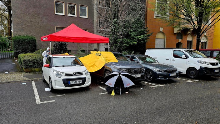 Auf dem Bild sind zwei Autos zu sehen.