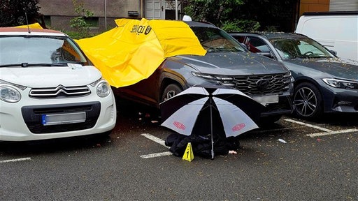 Auf dem Bild sind zwei Autos zu sehen.