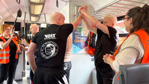 Eine Mitarbeiterin der EVG wehrt einen Angriff des Kampfsporttrainers ab.