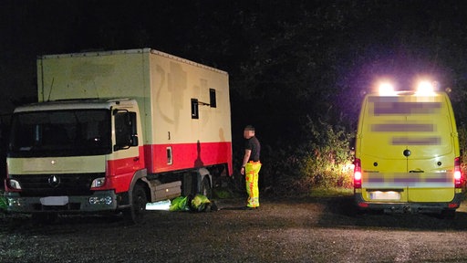 Abschleppfirma sichert das Fahrzeug des mutmaßlichen Täters