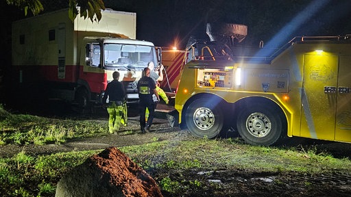 Das Fahrzeug des Tatverdächtigen wird abgeschleppt