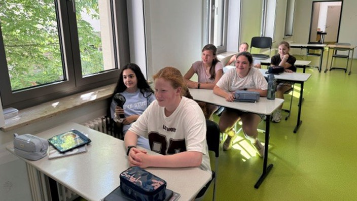 Schüler sitzen im Klassenraum 
