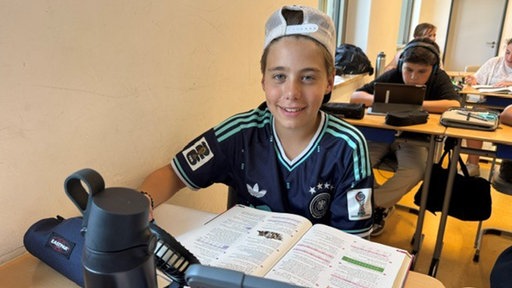 Schüler Lennox im Unterricht mit Ventilator vor sich 