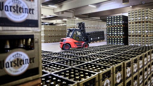 Bierkästen und ein Gabelstapler in der Warsteiner Brauerei
