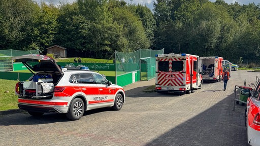 Rettungsdienstfahrzeuge auf dem Schulhof der Gesamtschule Wenden