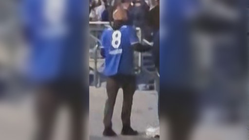 Ein Fahndungsbild eines gesuchten Mannes