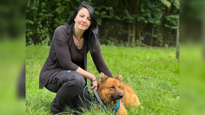 Eine Frau mit einem Hund
