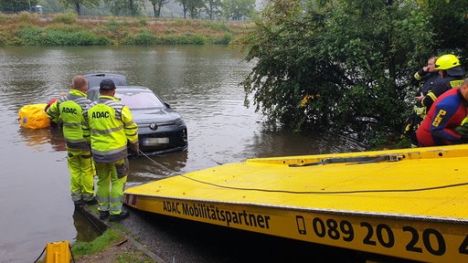 Ein Auto wird aus einem See gezogen