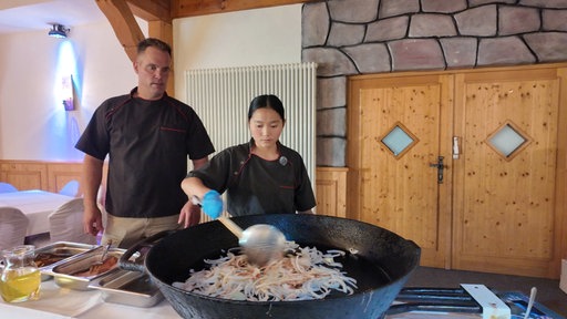 Kanchan Singhak Limbu mit ihrem Chef Christoph Butzkamm 
