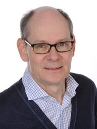 Ein Mann lächelt in die Kamera