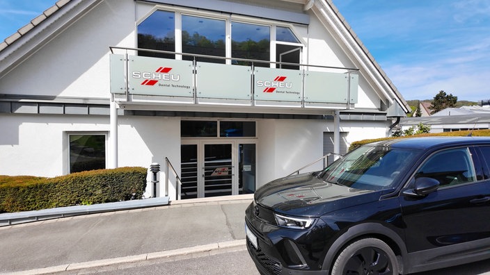Der Eingang von Scheu-Dental in Iserlohn