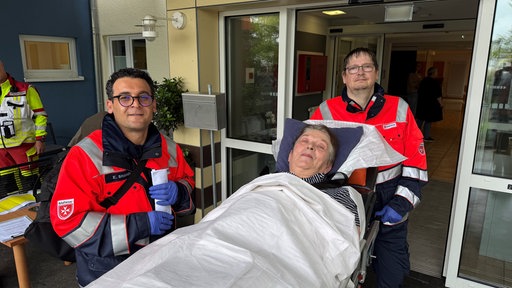 Eine Person wird aus dem Altenheim evakuiert 