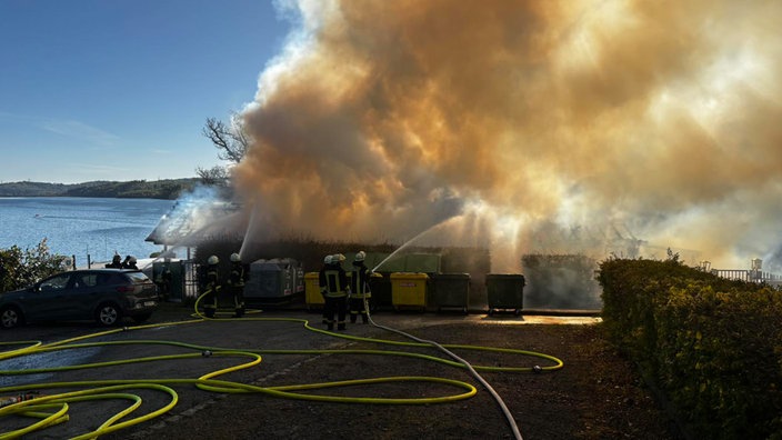Feuerwehr löscht Brand von Kiosk am Sorpesee