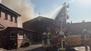 Ein brennender Stall wird von der Feuerwehr gelöscht