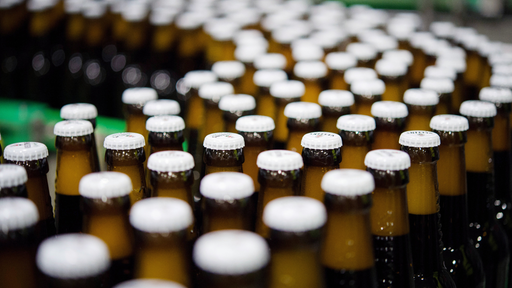 Bierflaschen in der Produktion