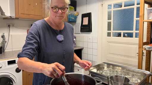 Kerstin Müller kocht Brombeer-Marmelade.