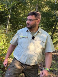 Der Förster Sebastian Blanke läuft entlang eines Waldstücks.