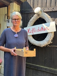Kerstin Müller steht vor dem Hofladen.