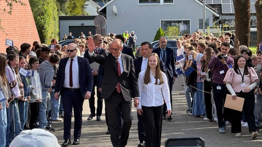 Bundeskanzler Friedrich Merz am Carolus-Magnus-Gymnasium in Marsberg