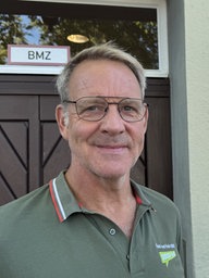 Thomas Wälter steht vor dem Zentrum für Wald und Holzwirtschaft