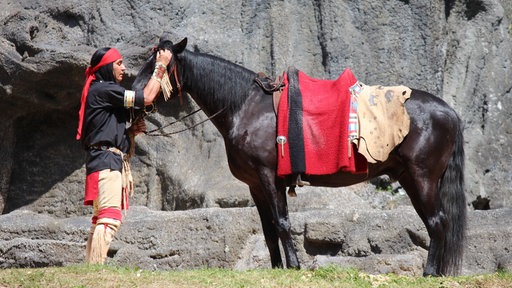 Schauspieler Winnetou mit seinem Pferd 