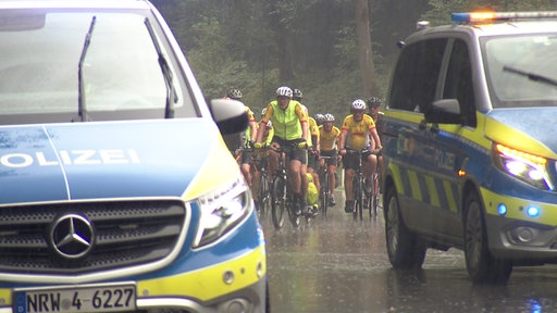 Teilnehmer der Euro-Tandem-Tour in einer Fahrrad-Kolonne